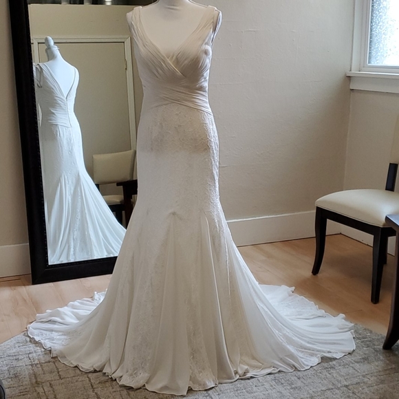 Size 6 ivory chiffon/lace trumpet wedding dress - Picture 1 of 8